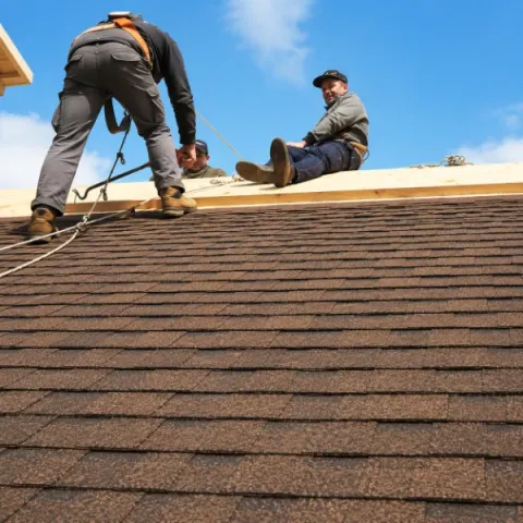 Artisan couvreur Arbanats réalisant la pose d'une toiture en tuiles