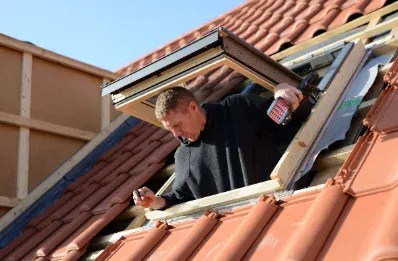 Pose de fenêtre de toit et velux par un couvreur à Arbanats